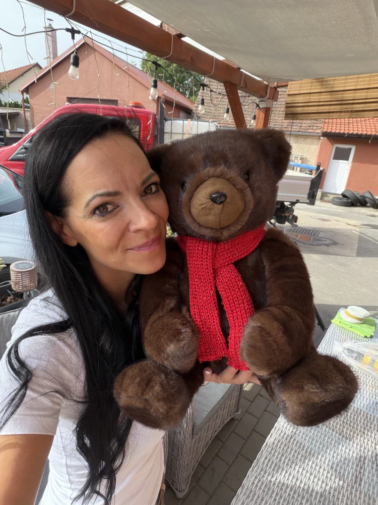 Nádherná dekorace Medvídek s šálou - výška 38cm, dovoz Holandsko